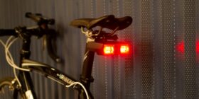 Essa lanterna usa IA para proteger ciclistas no trânsito