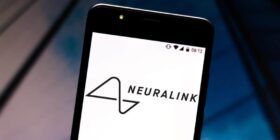 Chip da Neuralink implantado em humano permite jogar games; assista