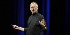Cartão de visita assinado por Steve Jobs é leiloado pelo equivalente a mais de R$905 mil
