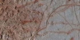 Oceano da lua Europa é coberto por crosta de pelo menos 20 km de espessura, revela estudo