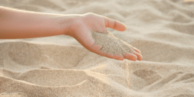Por que a areia das ampulhetas “trava” no meio da queda?