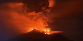 Enorme erupção de vulcão na Indonésia gera alerta de tsunami