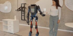 Empresa lança robô humanoide de IA controlado com linguagem natural