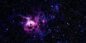 Anel de Einstein em torno de galáxia sugere que a matéria escura interage consigo mesma