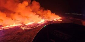Após um mês, vulcão segue expelindo lava na Islândia