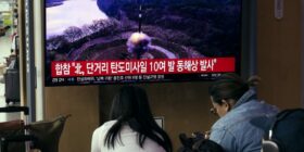 Kim Jong-un supervisiona disparos de sistema de lançador múltiplo de rockets