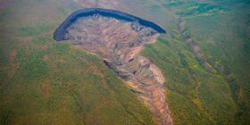 Cratera ‘portal para o inferno’ devora superfície da Terra, diz estudo