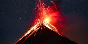 O que acontece quando um raio cai num vulcão em erupção? Vídeo mostra