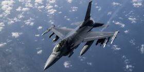 Caças F-16 pilotados por IA passam por testes; EUA dizem que são “tão bons quanto humanos”