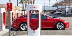 Tesla quer recontratar funcionários demitidos da equipe do Supercharger