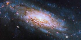 Galáxia capturada pelo Hubble é lar de um buraco negro voraz