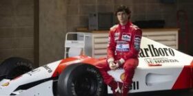 Por que a Netflix foi obrigada a ‘apagar’ Adriane Galisteu de série sobre Ayrton Senna?