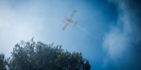 Mais de 100 bombeiros e 8 meios aéreos combatem fogo em Freixo de Espada à Cinta