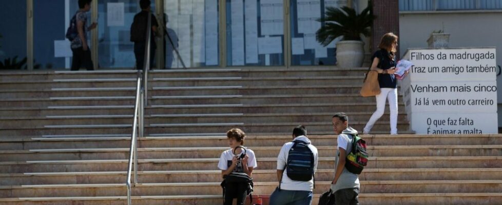 Ano letivo arranca com 60% das escolas abertas, mas milhares de professores em falta