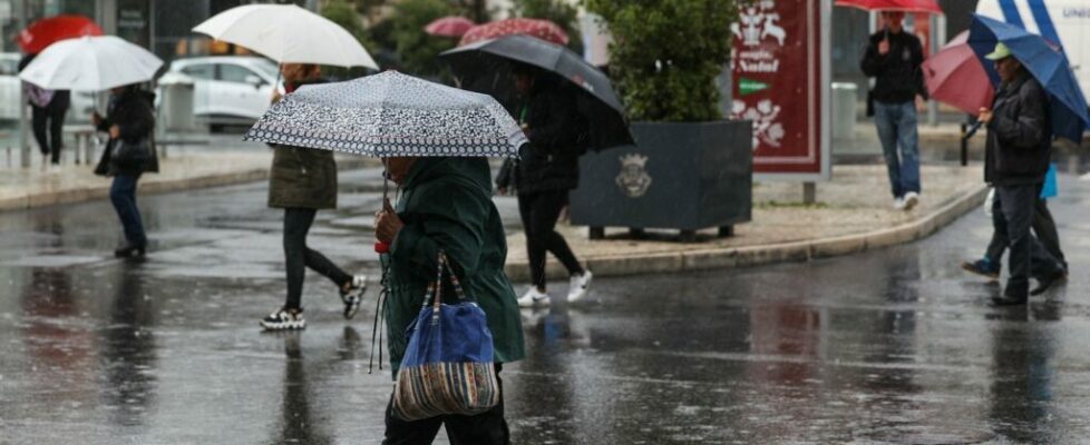 Previsão de chuva forte fortes para as regiões Norte e Centro esta sexta-feira. Quatro distritos sob aviso amarelo