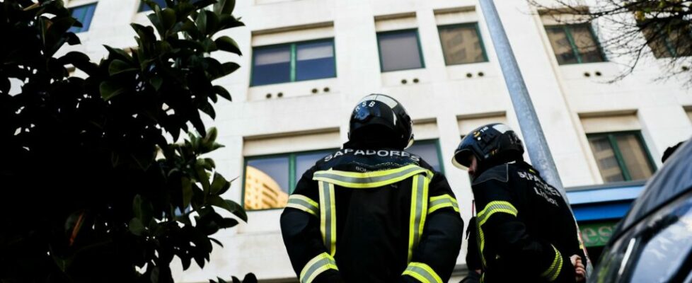 Residência de estudantes em Lisboa evacuada após suspeitas de intoxicação química. Existem feridos