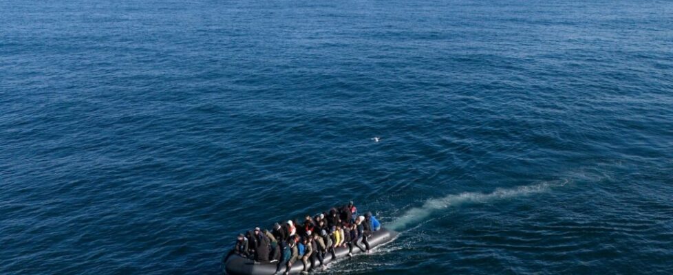 Oito migrantes morrem em naufrágio no Canal da Mancha