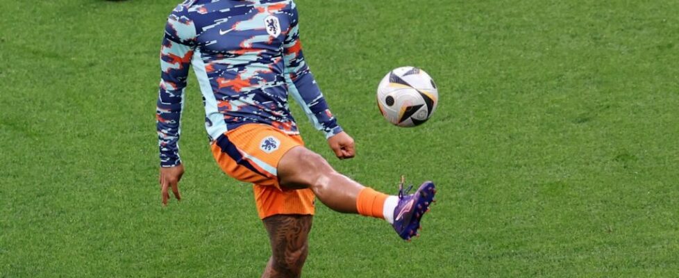 Futebolista Memphis Depay assina pelo Corinthians