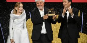 Almodóvar ganha Leão de Ouro em Veneza com ‘The Room Next Door’