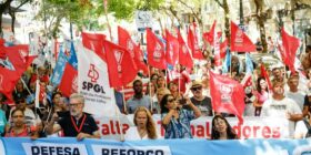 Mais de 100 ativistas sindicais assinalam 45 anos do SNS em protesto frente ao ministério