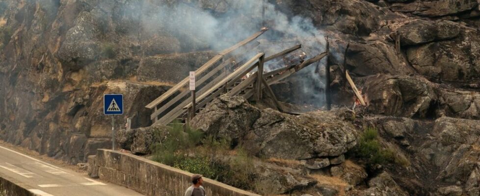 Arouca perdeu quase 2 km de passadiços e continua a arder com “média intensidade”