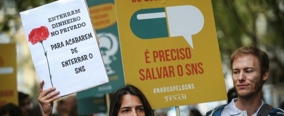 Médicos de todo o país protestam em frente ao Ministério da Saúde por melhores salários