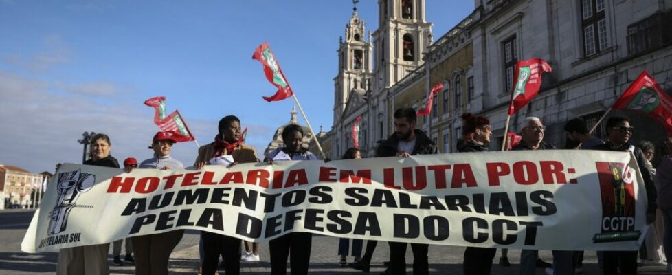 Dezenas de trabalhadores do turismo protestam em Mafra por melhores salários