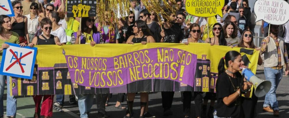 Milhares de pessoas manifestam-se em Lisboa pelo direito à habitação. Protesto estende-se a todo o país