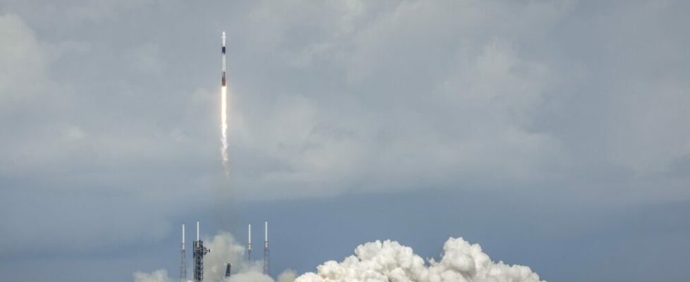 Missão da SpaceX descolou para resgatar astronautas presos na Estação Espacial Internacional