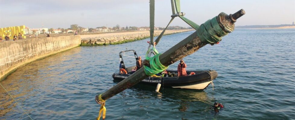 Dois canhões de bronze do século XVI resgatados do fundo do mar em Esposende