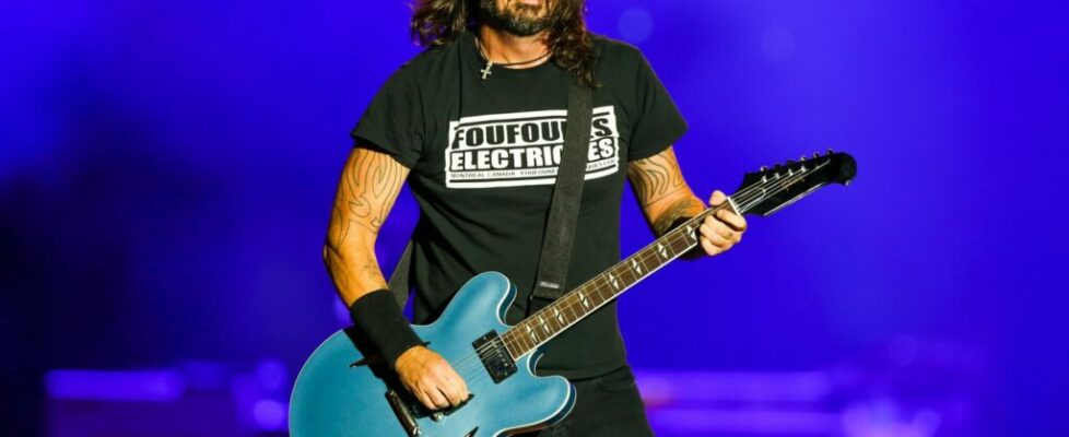 Vocalista dos Foo Fighters anuncia nascimento de filha fora do casamento