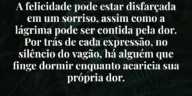 ⁠A felicidade pode estar disfarçada em um sorriso,... Áquila Gomes