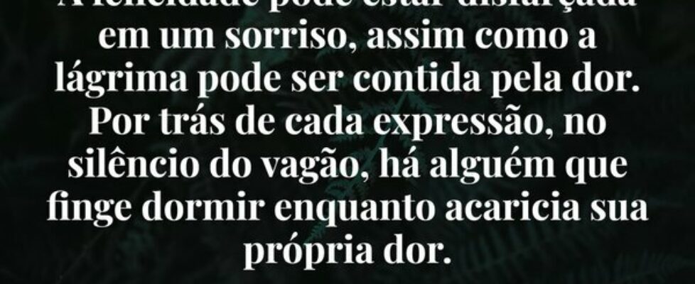 ⁠A felicidade pode estar disfarçada em um sorriso,... Áquila Gomes