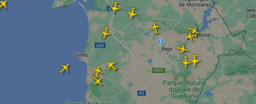 Tráfego aéreo esteve suspenso no aeroporto de Lisboa devido a incêndio em Loures. Vinte aviões foram desviados