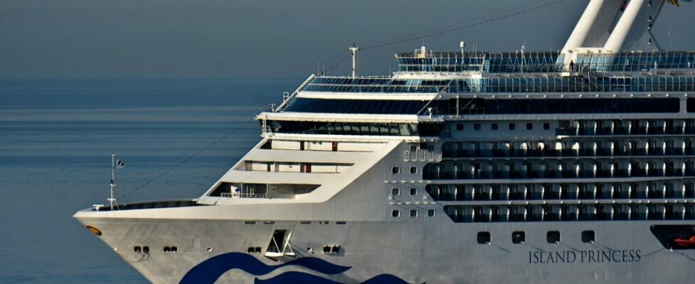 Ativistas bloqueiam entrada de navios de cruzeiro no porto de Marselha