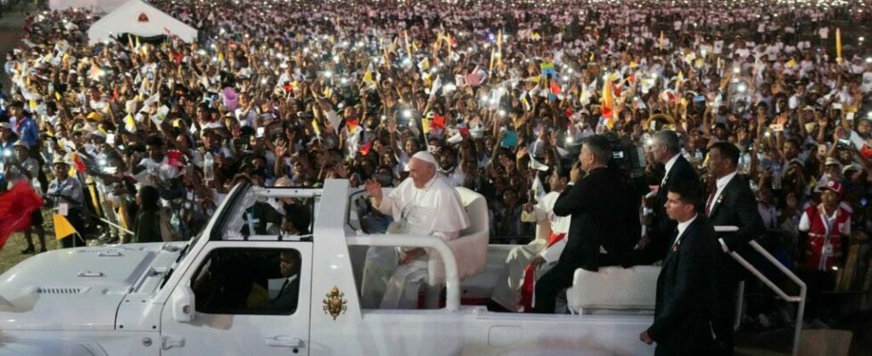 Em Timor-Leste, o Papa não falou do caso que mancha o herói nacional, mas pediu aos padres que não se sintam superiores ao povo