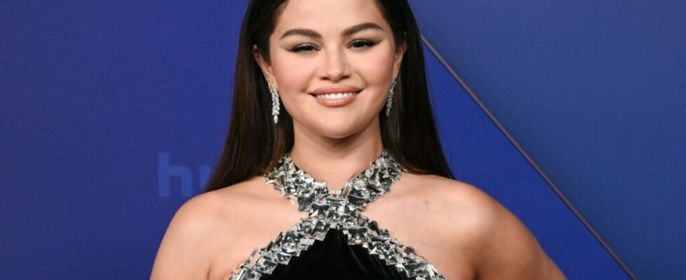 Do vestido preto de Selena Gomez ao look metalizado de Nicola Coughlan, a ‘red carpet’ dos Emmy Awards teve cores para todos os gostos