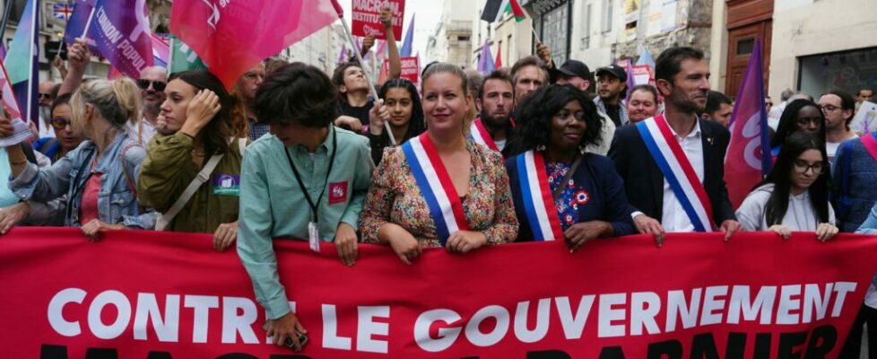 Manifestação contra o “Governo Macron-Barnier” em Paris junta milhares de franceses