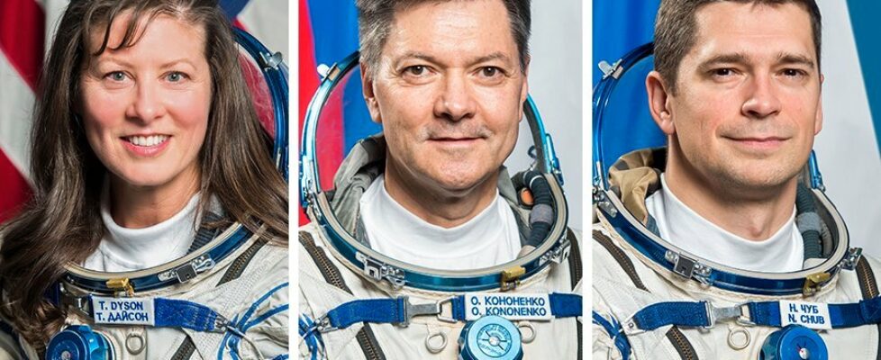 Astronautas russos que bateram recorde da mais longa permanência no Espaço estão de volta à Terra