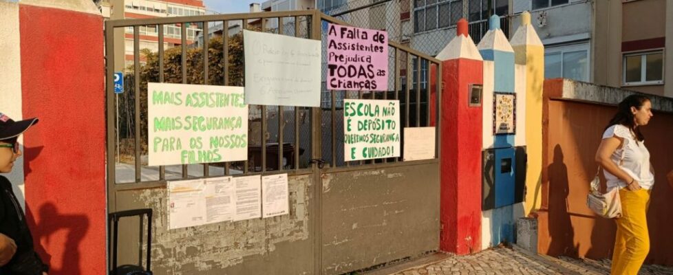 Pais bloqueiam portão da escola básica n.º 3 da Bobadela por “falta de assistentes operacionais”