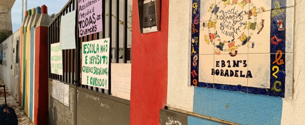 Pais fecham Escola Básica n.3 da Bobadela com cadeado, o protesto durou 3 horas