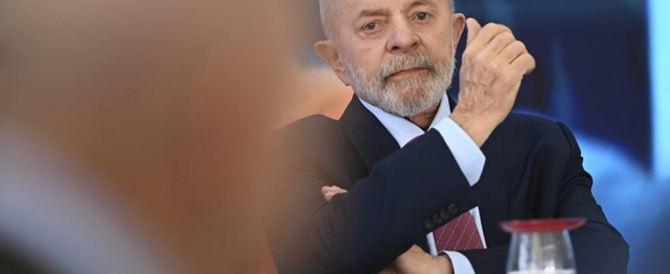 Governo Lula ignora Justiça e cobra divulgação de salários em empresas privadas