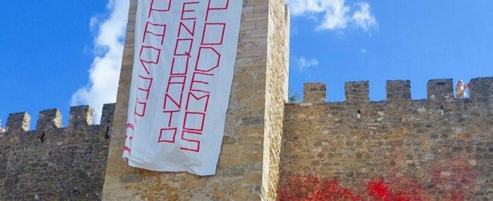 Ativistas do Climáximo pintam Castelo de São Jorge em ação de protesto