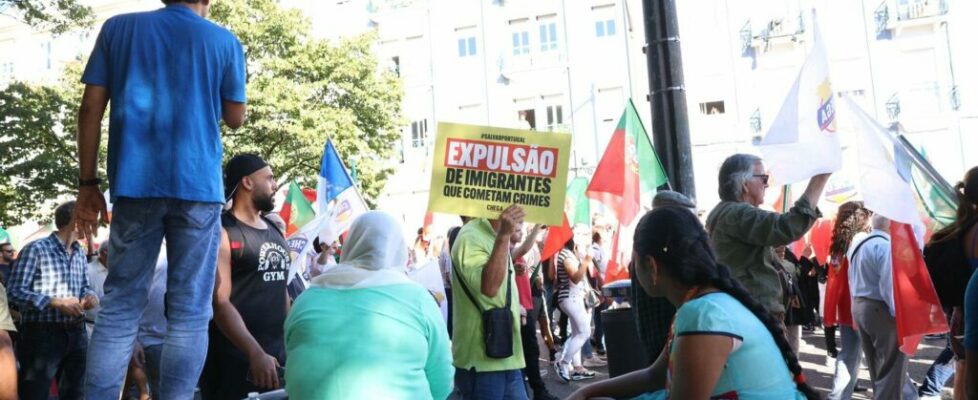 “Manifestação histórica”, diz Ventura na Alameda enquanto grupos de oposição se juntam no Intendente. Pelo menos duas pessoas detidas