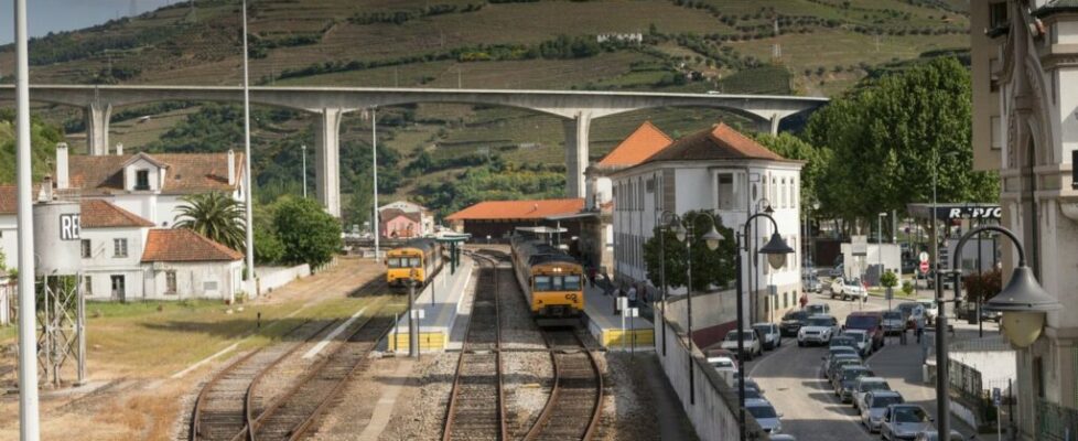 Linha do Douro suspensa entre Régua e Pocinho devido a descarrilamento