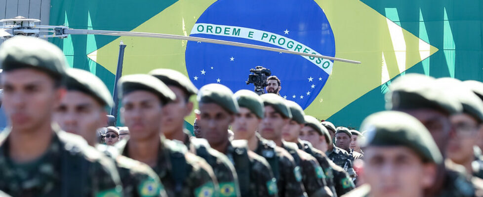 Exército oculta informações sobre bônus de quase R$ 50 milhões a servidores civis