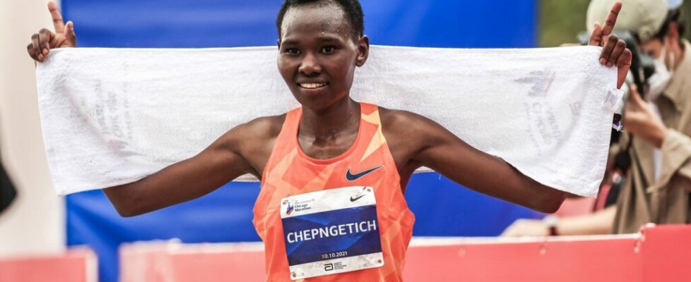 Queniana Ruth Chepngetich vence maratona de Chicago com recorde mundial