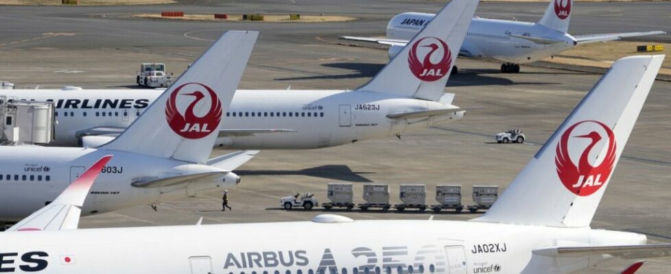 Explosão provoca colapso de parte da pista em aeroporto no Japão