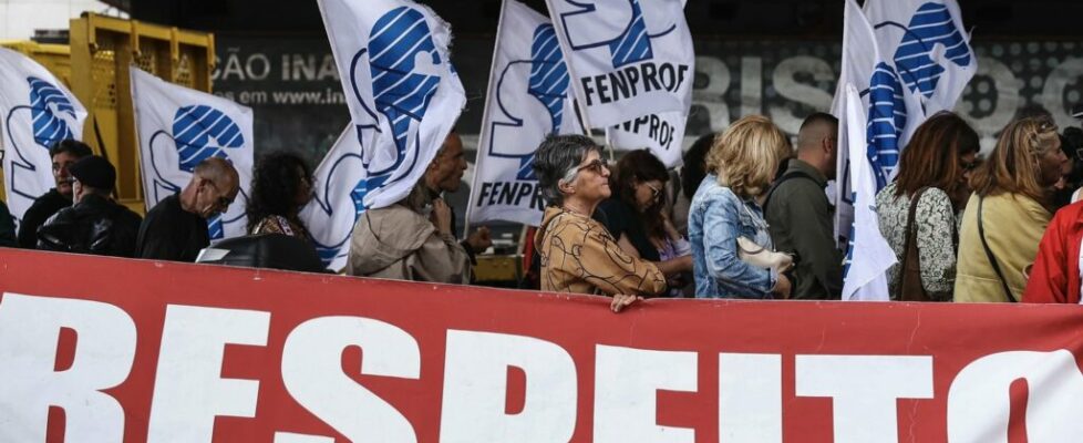 Centenas de professores de todo o país concentrados no Rossio, em Lisboa