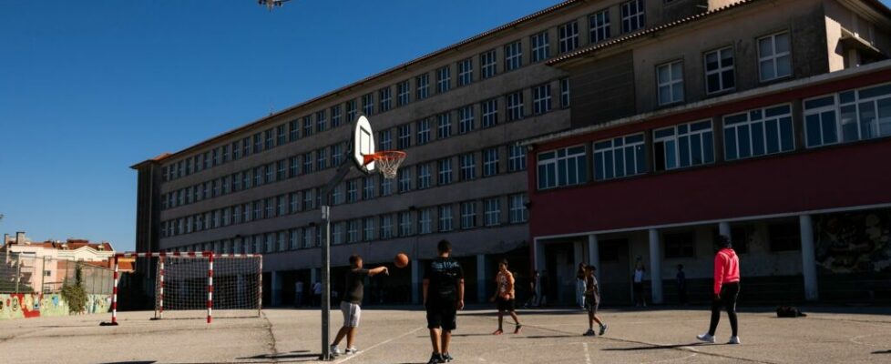 Trabalhadores não docentes em greve com expectativa de encerrar maioria das escolas